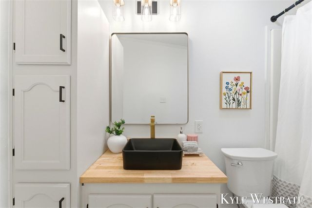 7976 10 Mile Road, Rockford, MI 49341