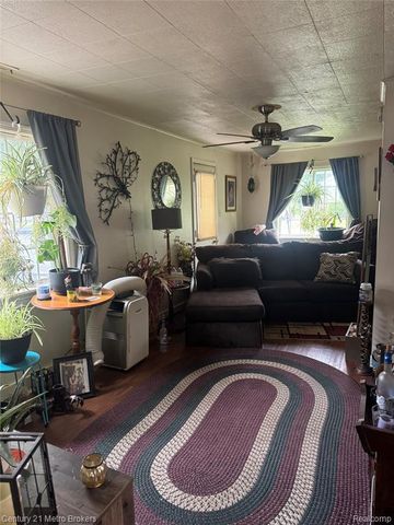 1128 W Parkwood Avenue, Flint, MI 48507