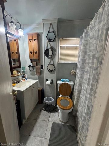 1128 W Parkwood Avenue, Flint, MI 48507