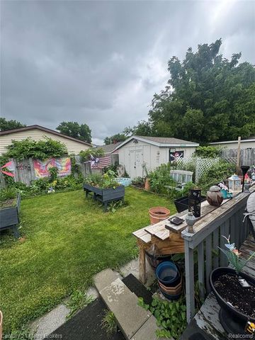 1128 W Parkwood Avenue, Flint, MI 48507