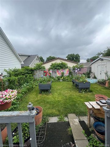 1128 W Parkwood Avenue, Flint, MI 48507