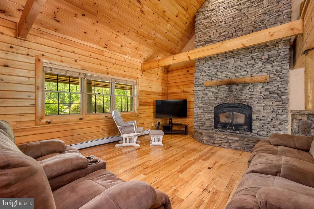Image 17 of property listing at 312 MOSS CREEK CIR, Oakland, MD 21550