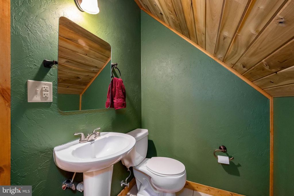 Image 36 of property listing at 312 MOSS CREEK CIR, Oakland, MD 21550