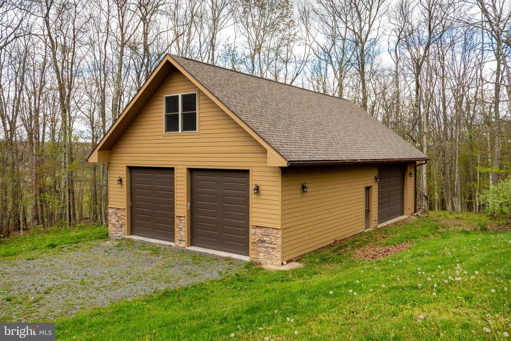 Image 4 of property listing at 312 MOSS CREEK CIR, Oakland, MD 21550