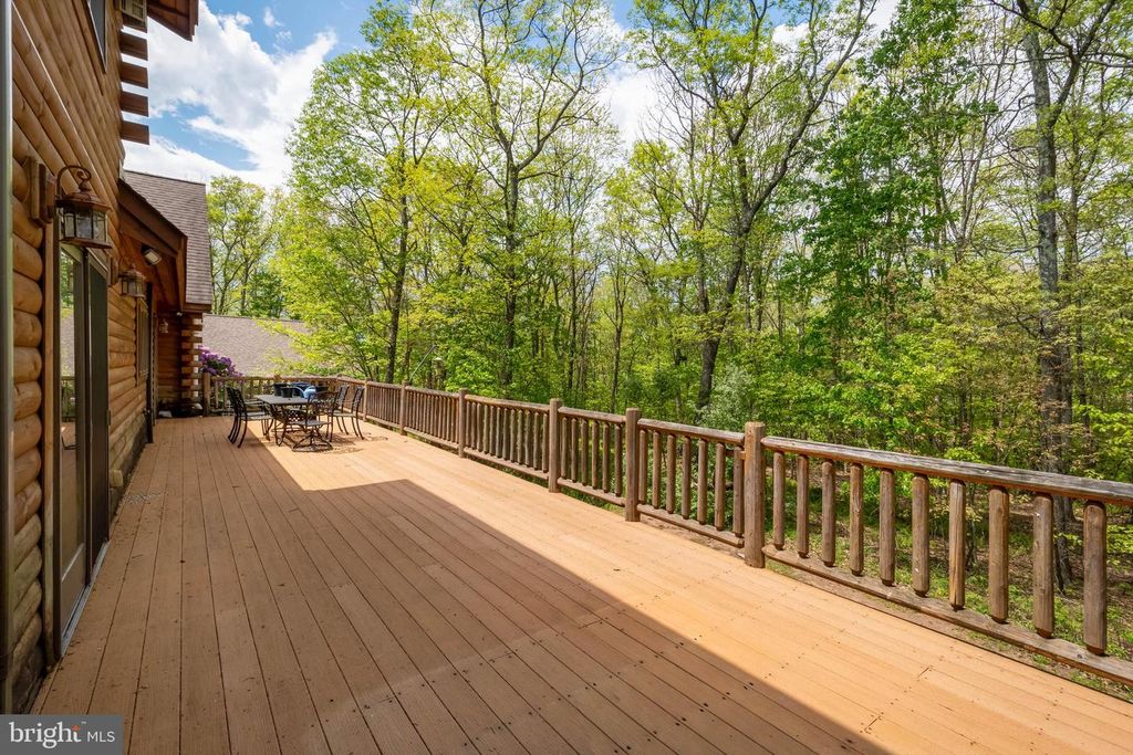 Image 5 of property listing at 312 MOSS CREEK CIR, Oakland, MD 21550