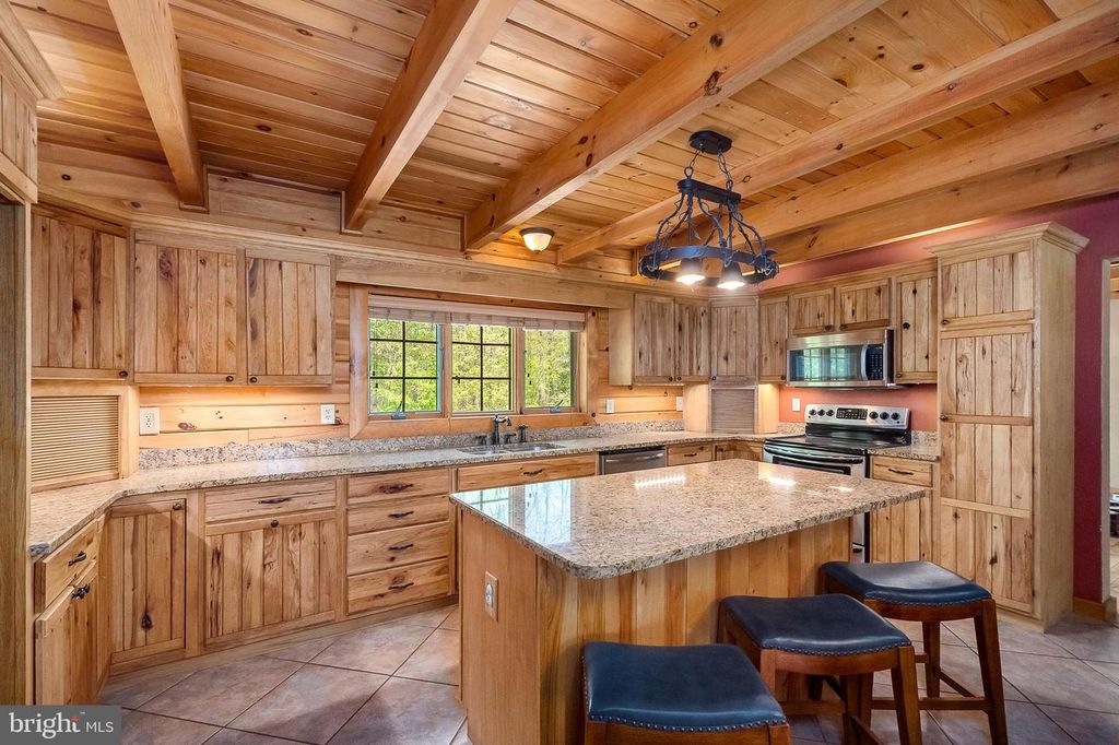 Image 7 of property listing at 312 MOSS CREEK CIR, Oakland, MD 21550