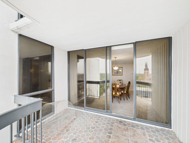 5001 Woodway Drive 1104, Houston, TX 77056