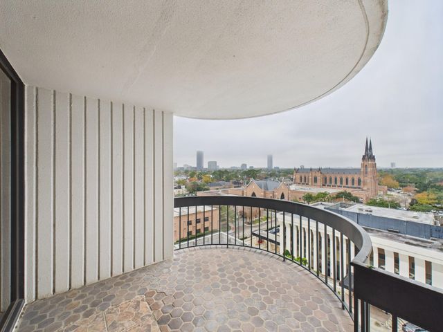 5001 Woodway Drive 1104, Houston, TX 77056