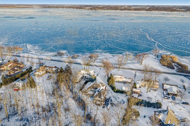 22220 E River Road, Grosse Ile Township, MI 48138