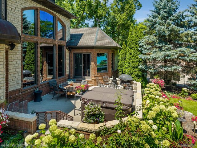 22220 E River Road, Grosse Ile Township, MI 48138