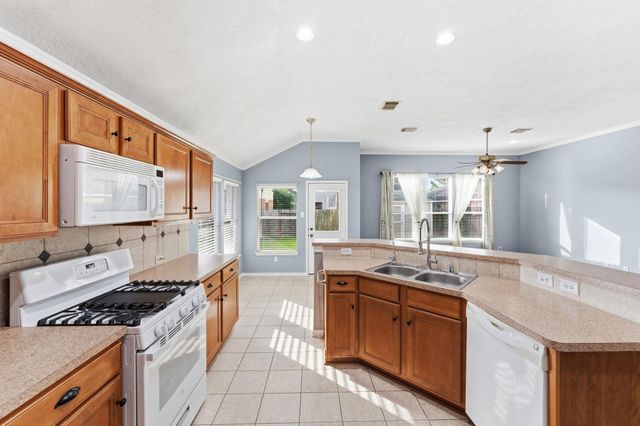 18815 Cluster Oaks Drive, Magnolia, TX 77355