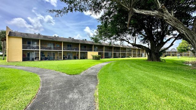 1632 Meadows Circle W, Boynton Beach, FL 33436
