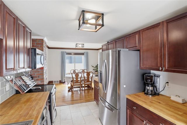 71 Curtice Rd, Irondequoit, NY 14617