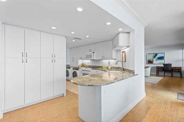 603 LONGBOAT CLUB ROAD 202N, Longboat Key, FL 34228