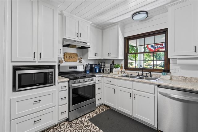 216 W Bush Street, Prairie Grove, AR 72753