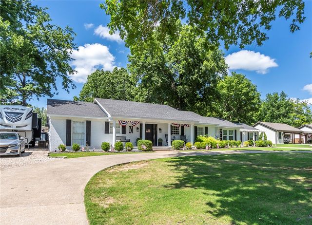 216 W Bush Street, Prairie Grove, AR 72753
