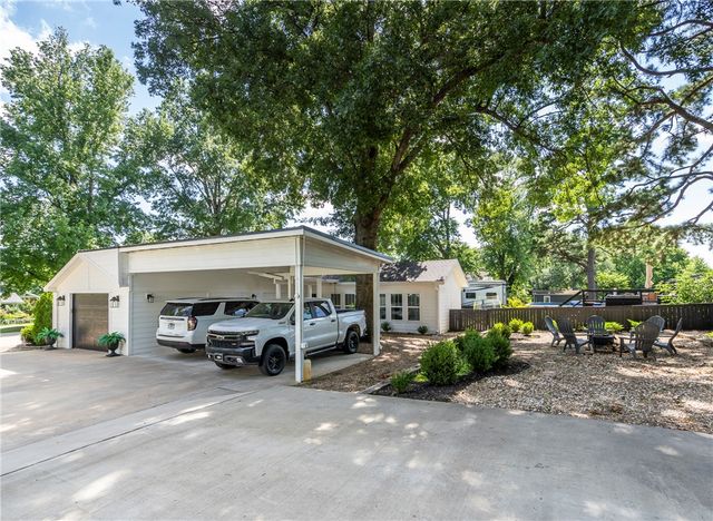 216 W Bush Street, Prairie Grove, AR 72753
