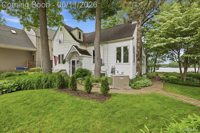 6880 Forestlawn Court, Waterford Charter Township, MI 48327
