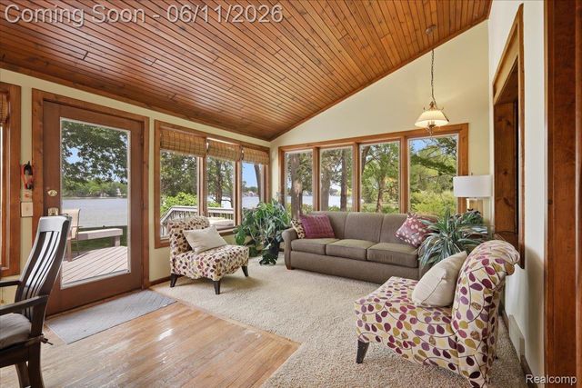6880 Forestlawn Court, Waterford Charter Township, MI 48327