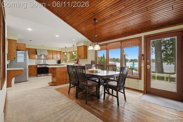 6880 Forestlawn Court, Waterford Charter Township, MI 48327