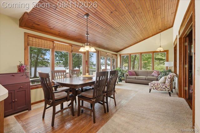 6880 Forestlawn Court, Waterford Charter Township, MI 48327