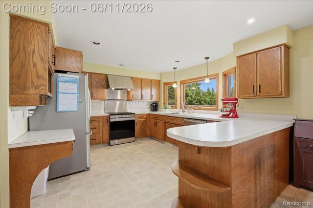 6880 Forestlawn Court, Waterford Charter Township, MI 48327