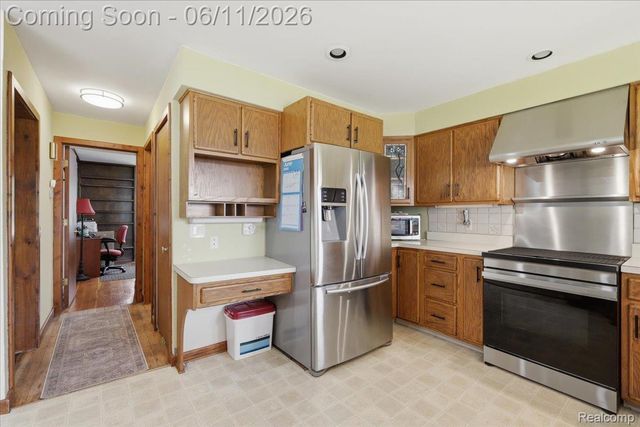 6880 Forestlawn Court, Waterford Charter Township, MI 48327