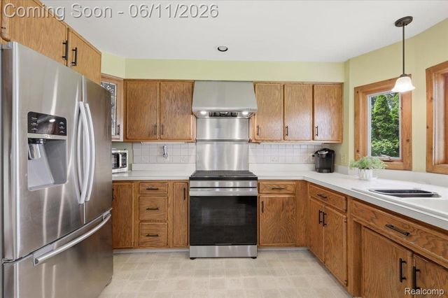 6880 Forestlawn Court, Waterford Charter Township, MI 48327