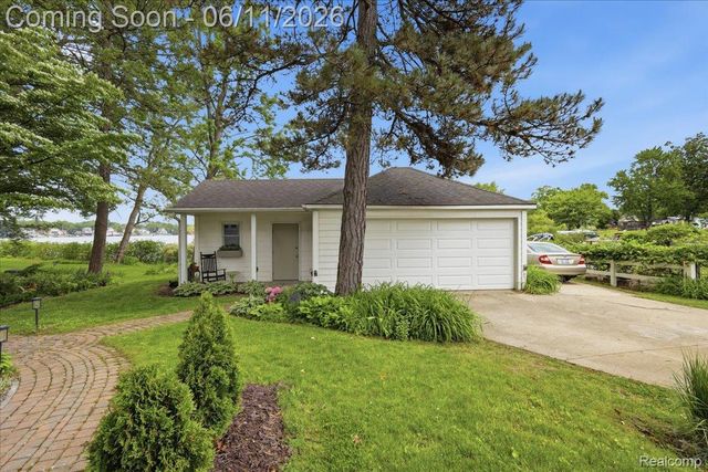6880 Forestlawn Court, Waterford Charter Township, MI 48327