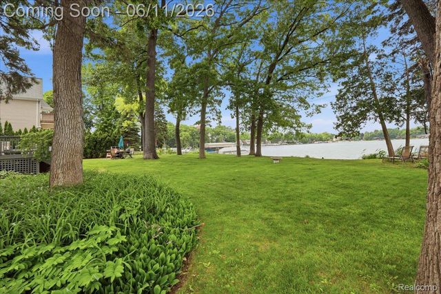 6880 Forestlawn Court, Waterford Charter Township, MI 48327