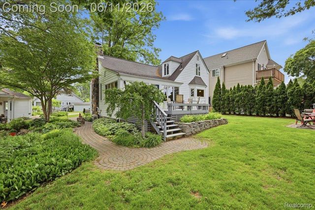 6880 Forestlawn Court, Waterford Charter Township, MI 48327