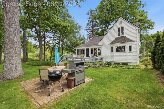 6880 Forestlawn Court, Waterford Charter Township, MI 48327