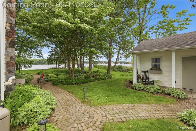 6880 Forestlawn Court, Waterford Charter Township, MI 48327