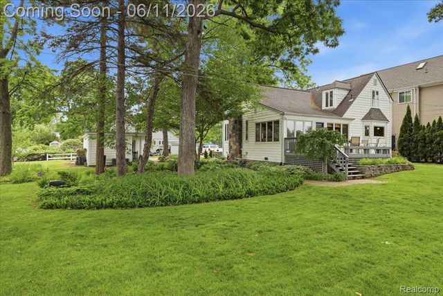6880 Forestlawn Court, Waterford Charter Township, MI 48327