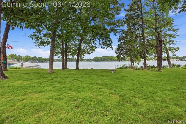 6880 Forestlawn Court, Waterford Charter Township, MI 48327