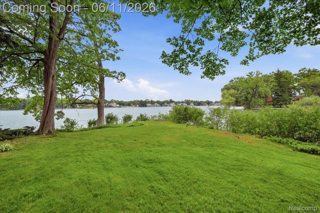 6880 Forestlawn Court, Waterford Charter Township, MI 48327