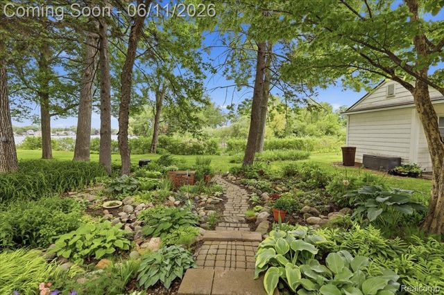 6880 Forestlawn Court, Waterford Charter Township, MI 48327