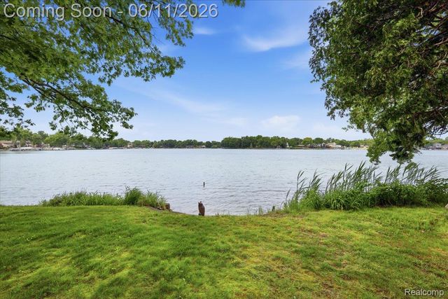 6880 Forestlawn Court, Waterford Charter Township, MI 48327