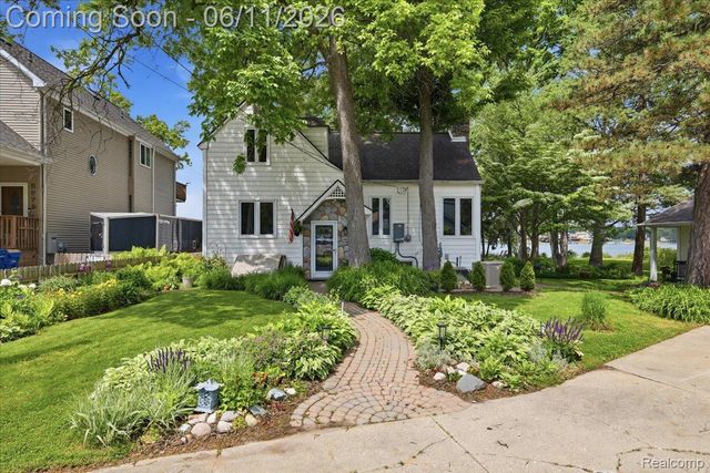 6880 Forestlawn Court, Waterford Charter Township, MI 48327