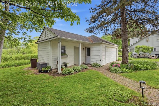 6880 Forestlawn Court, Waterford Charter Township, MI 48327