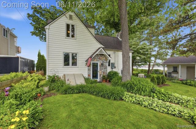 6880 Forestlawn Court, Waterford Charter Township, MI 48327