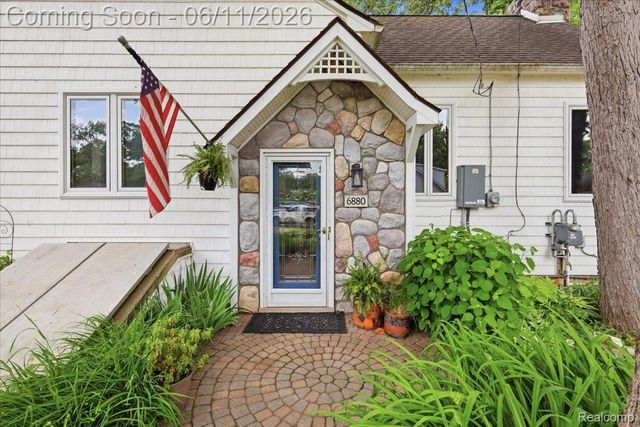6880 Forestlawn Court, Waterford Charter Township, MI 48327