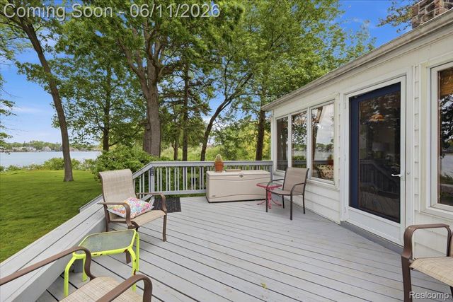 6880 Forestlawn Court, Waterford Charter Township, MI 48327
