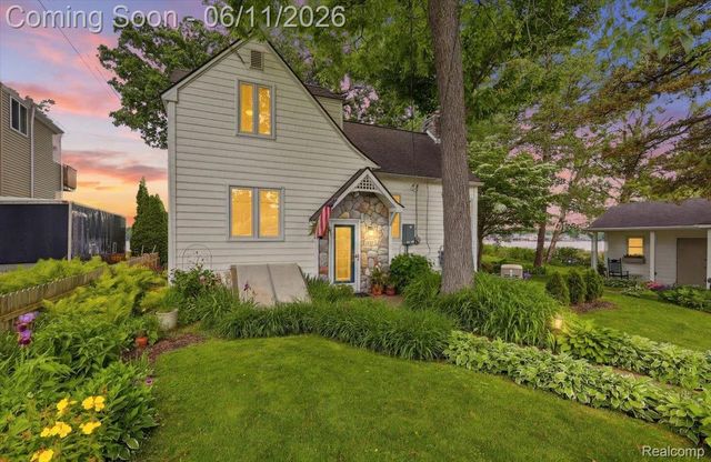6880 Forestlawn Court, Waterford Charter Township, MI 48327