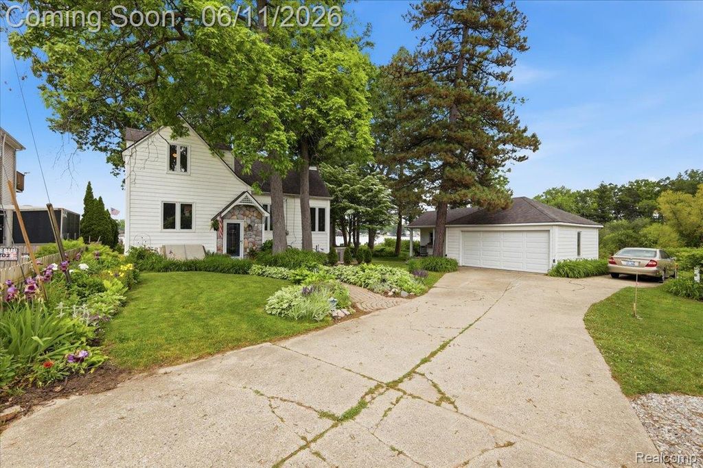 6880 Forestlawn Court, Waterford Charter Township, MI 48327