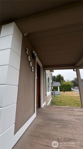 2005 Rockefeller, Everett, WA 98201