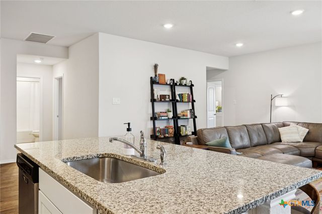 1004 Norway, Seguin, TX 78155