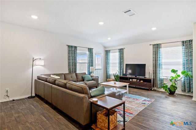 1004 Norway, Seguin, TX 78155