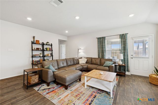 1004 Norway, Seguin, TX 78155