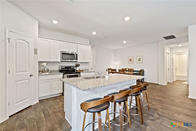1004 Norway, Seguin, TX 78155